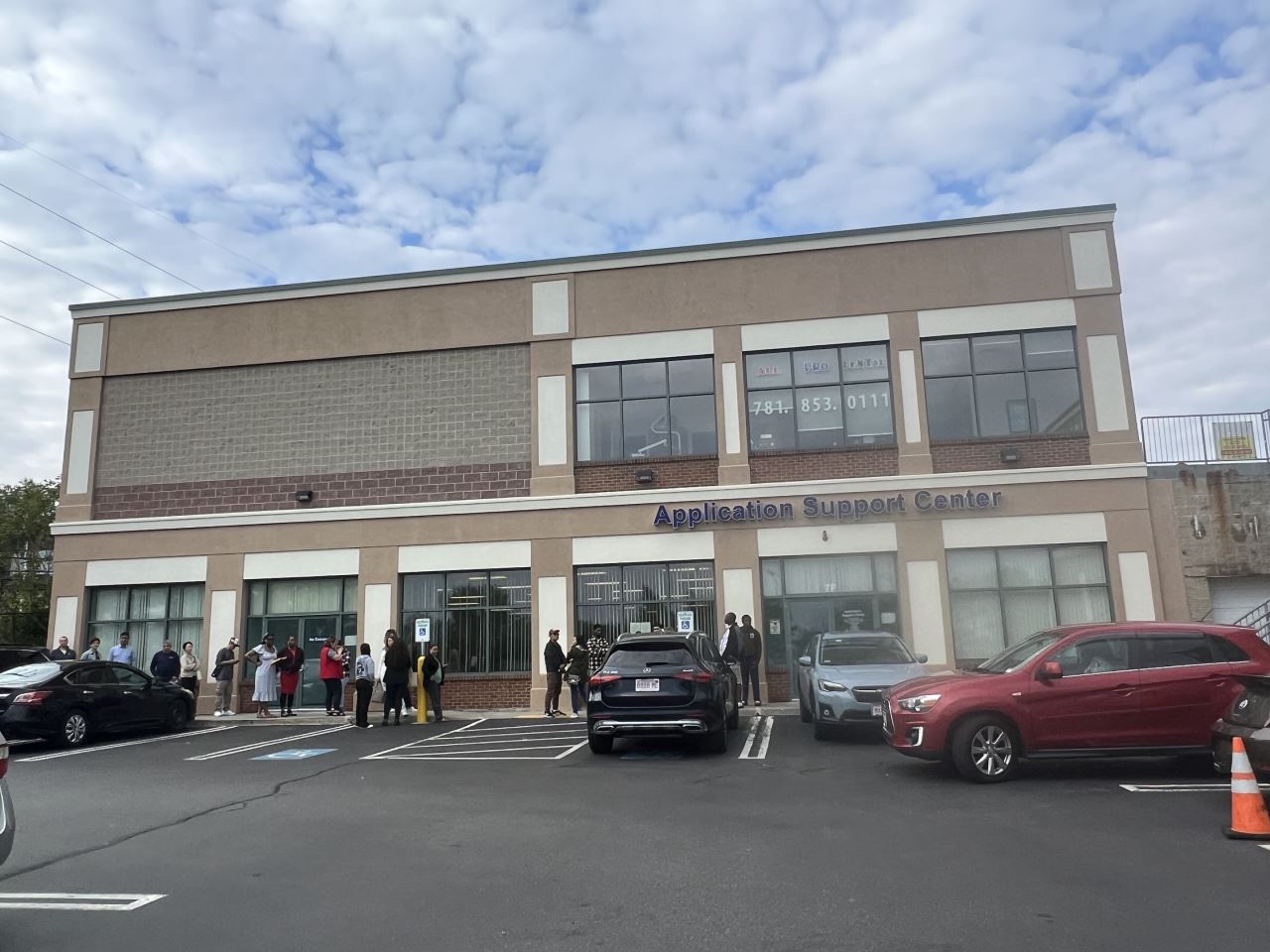 全程实地陪同支持： 预约当日，团队专业人员在美国移民局ASC中心8点开门前抵达现场，为客户排队，协助办理登记手续，全程陪伴直至流程顺利完成，提供即时问题解答。