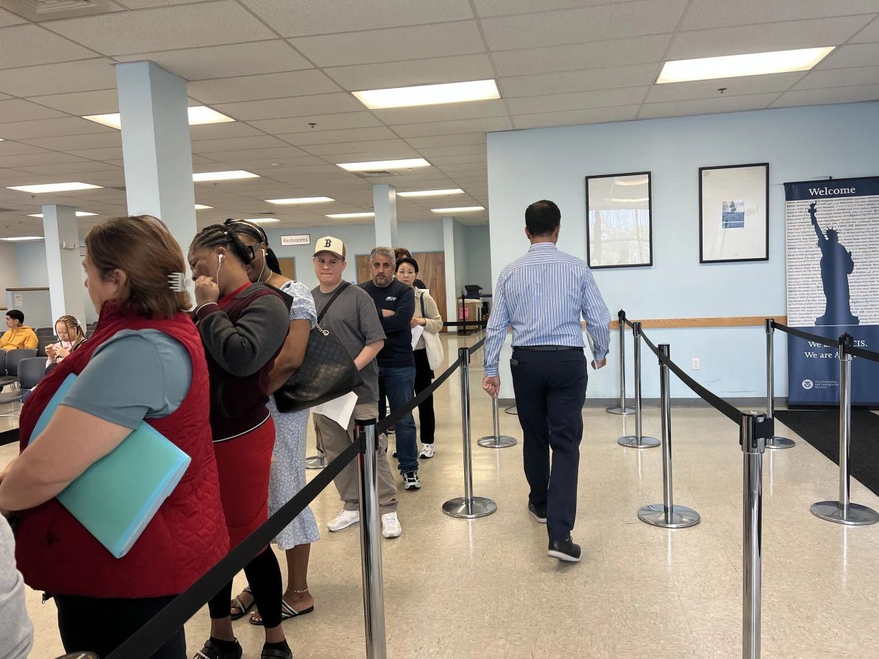 全程实地陪同支持： 预约当日，团队专业人员在美国移民局ASC中心8点开门前抵达现场，为客户排队，协助办理登记手续，全程陪伴直至流程顺利完成，提供即时问题解答。