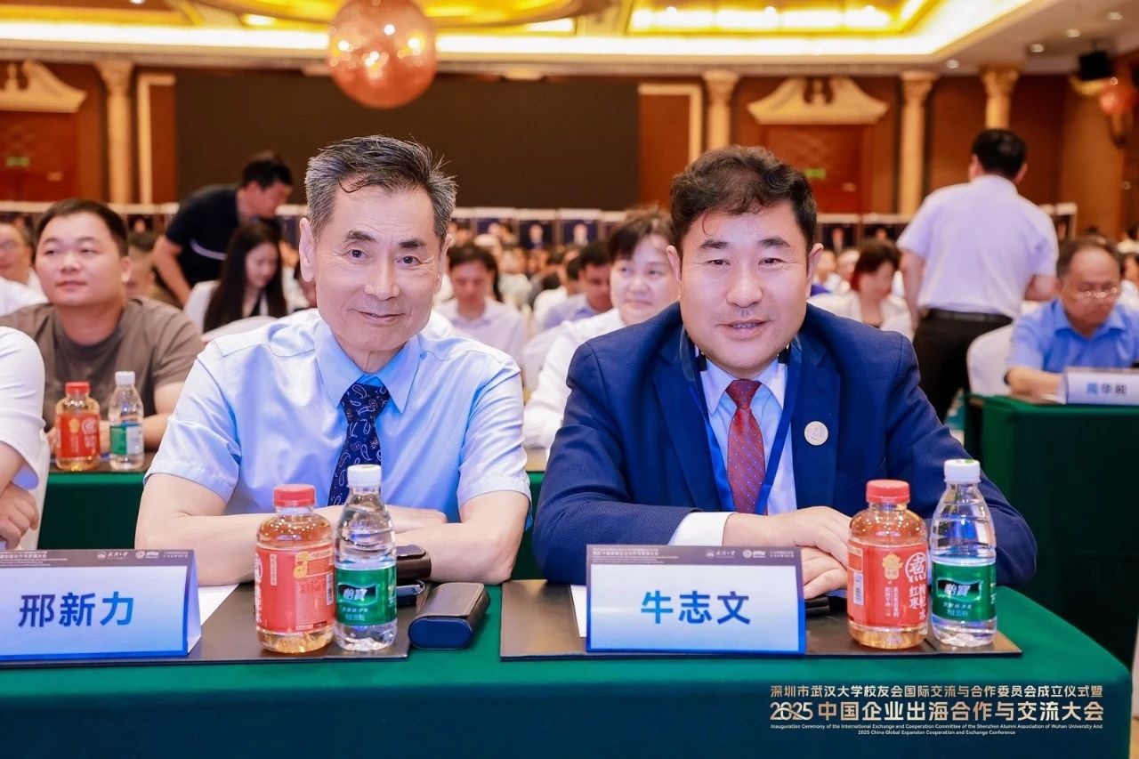 美中经济文化协会主席牛志文博士(右)，世贸通集团董事长、美中经济文化协会主席副主席邢新力博士(左)出席大会